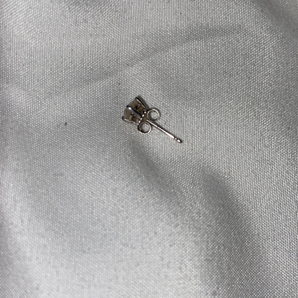 One white gold diamond earring (it is a real diamond) - Picture 3 of 4